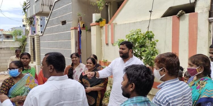 స్థానిక సమస్యలను తెలుసుకుంటున్న- కార్పొరేటర్ తార చంద్రారెడ్డి