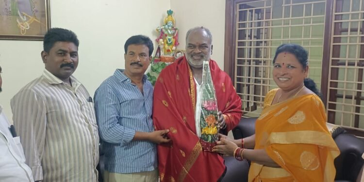 మాజీ మంత్రివర్యులు సి కృష్ణ యాదవ్ ను కలిసి ఘనంగా సన్మానం చేసిన బీసీ సంఘాలు