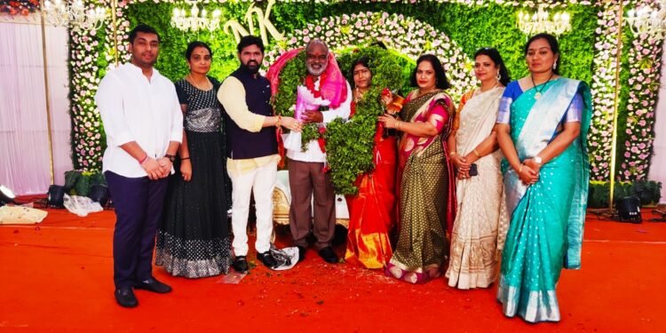 మాజీ మంత్రివర్యులు సి కృష్ణ యాదవ్ ఘనంగా 25 వ వివాహ వార్షికోత్సవం- జాతీయ బీసీ దళ్ అధ్యక్షుడు దుండ్ర కుమారస్వామి సన్మానించి శుభాకాంక్షలు తెలిపారు.