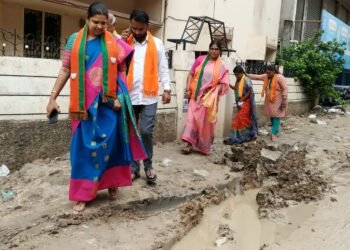 శేరిలింగంపల్లి నియోజకవర్గం చందానగర్ డివిజన్ లో గుంతల మయమైన రోడ్లు పట్టించు కొని అధికారులు,ప్రజా ప్రతినిధులు