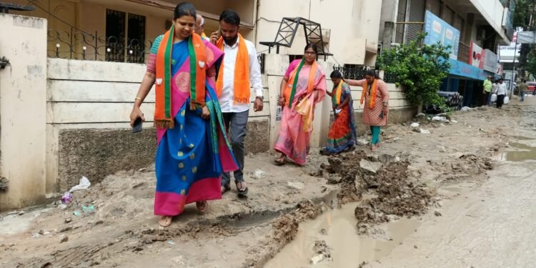శేరిలింగంపల్లి నియోజకవర్గం చందానగర్ డివిజన్ లో గుంతల మయమైన రోడ్లు పట్టించు కొని అధికారులు,ప్రజా ప్రతినిధులు