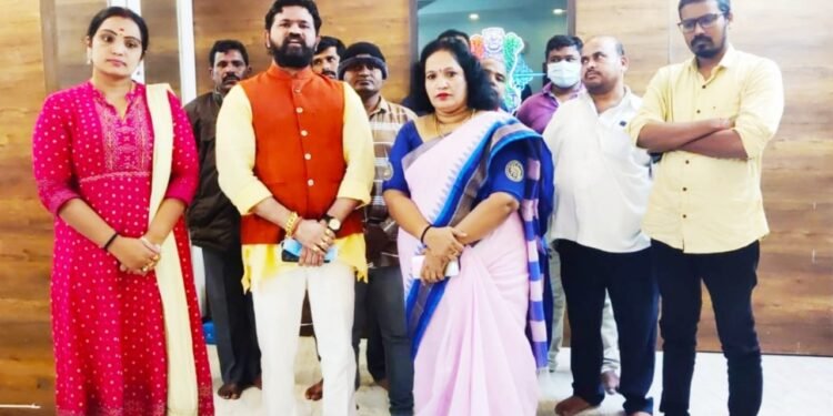మునుగోడు లో బీసీ అభ్యర్థులకే టికెట్లు ఇవ్వాలి: జాతీయ బీసీ దళ్ అధ్యక్షులు దుండ్ర కుమారస్వామి