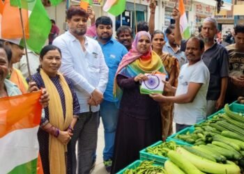 ఇంటింటా జాతీయ పతాకం పంపిణీ కార్యక్రమంలో భాగంగా.. సభీయ గౌసుద్ధిన్