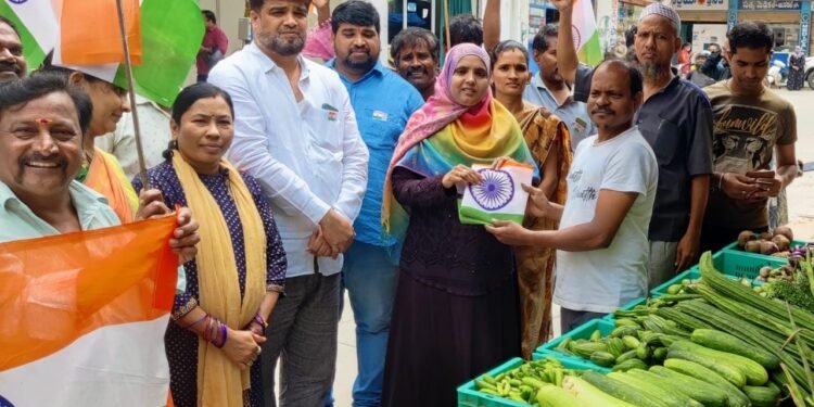 ఇంటింటా జాతీయ పతాకం పంపిణీ కార్యక్రమంలో భాగంగా.. సభీయ గౌసుద్ధిన్