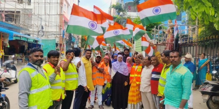 స్వతంత్ర భారత వజ్రోత్సవ వేడుకల్లో శ్రీ సాయి కిడ్స్ విద్యాలయం వారి ఆధ్వర్యంలో ఏర్పాటుచేసిన ర్యాలీని ప్రారంభించిన..కార్పొరేటర్ సబీహా గౌసుద్దీన్.