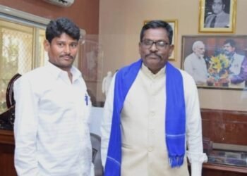 ఏజెన్సీ ప్రాంతంలో నివసిస్తున్న అన్ని దళిత కుటుంబాలకు దళిత బంధు ఇవ్వాలి.
