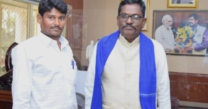 ఏజెన్సీ ప్రాంతంలో నివసిస్తున్న అన్ని దళిత కుటుంబాలకు దళిత బంధు ఇవ్వాలి.