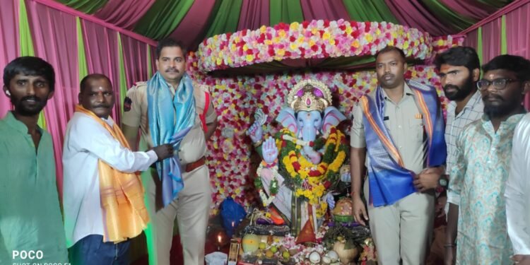 గణేష్ నవరాత్రి ఉత్సవాలలో పాల్గొన్న సర్కిల్ ఇన్స్పెక్టర్ రవీంద్ర ప్రసాద్..