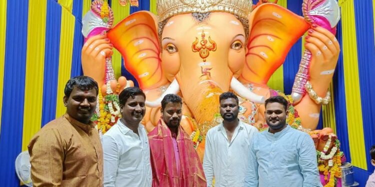 గణపతి పూజల్లో పాల్గొన్న అంబేద్కర్ సంఘం ప్రధాన కార్యదర్శి సూర్య కిరణ్