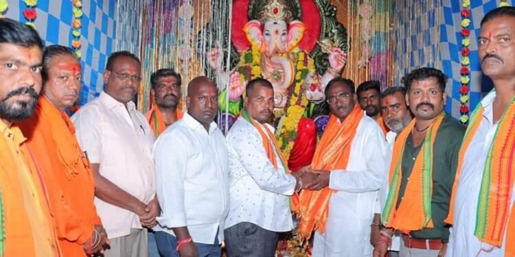 గణపయ్య కు ప్రత్యేక పూజలు నిర్వహించి బీజేపీ నాయకులు .