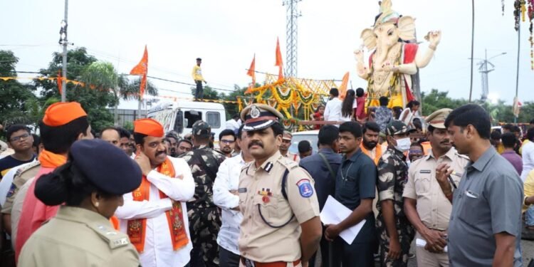 సైబరాబాద్ లో ప్రశాంతంగా గణేష్ నిమజ్జనం.. సీపీ స్టీఫెన్ రవీంద్ర