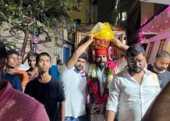 ఒక్క లక్ష కు లడ్డును కైవసం చేసుకున్న టీంకు మహేష్