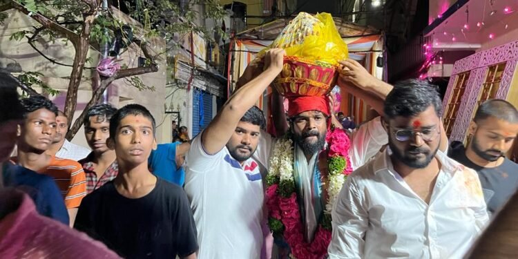 ఒక్క లక్ష కు లడ్డును కైవసం చేసుకున్న టీంకు మహేష్