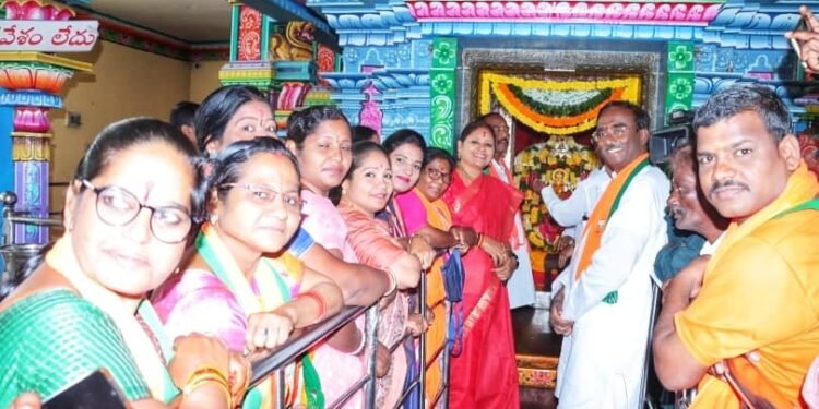 శ్రీ చిత్తరమ్మ దేవాలయం లో పూజలు నిర్వహించిన గజ్జల యోగానంద్