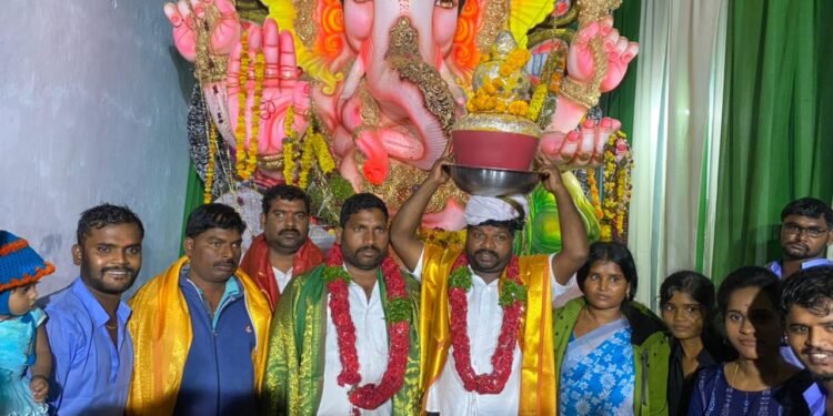 కొండాపూర్ లో గణపతి లడ్డు 2.65వేలకి కైవసం చేసుకున్న ముక్కెర రమేశ్