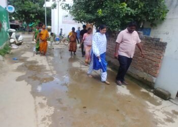 నెల రోజులుగా పి. ఏ నగర్ లో ఎల్లమ్మ గుడి ముందు రోడ్ల పై పారుతున్న మురుగు నీరు.