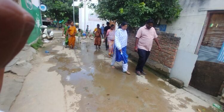 నెల రోజులుగా పి. ఏ నగర్ లో ఎల్లమ్మ గుడి ముందు రోడ్ల పై పారుతున్న మురుగు నీరు.