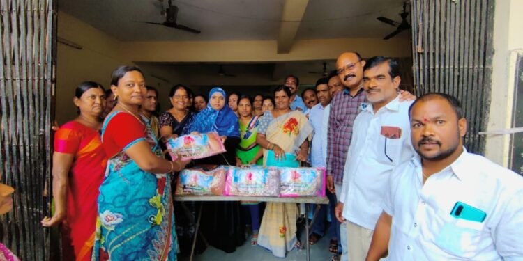 బతుకమ్మ చీరల పంపిణీ సబీహా గౌసుద్దీన్