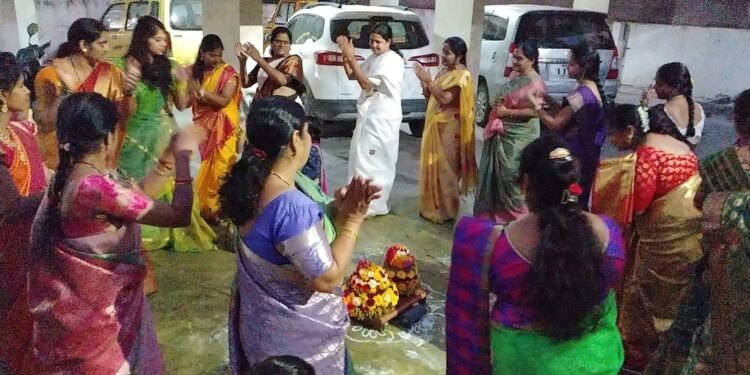 బతుకమ్మ సంబరాలు.. బోబ్బా…నవత రెడ్డీ