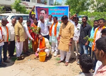పండిట్ దీనదయాళ్ ఉపాధ్యాయ 106 వ జయంతి సందర్భంగా మొక్కలు నాటిన..రవి కుమార్ యాదవ్