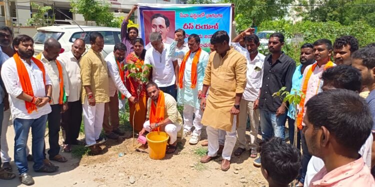 పండిట్ దీనదయాళ్ ఉపాధ్యాయ 106 వ జయంతి సందర్భంగా మొక్కలు నాటిన..రవి కుమార్ యాదవ్