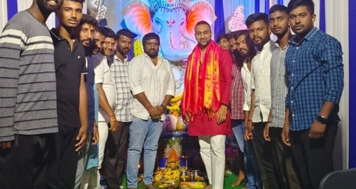 గణేష్ పూజలో ఫిరోజ్ ఖాన్