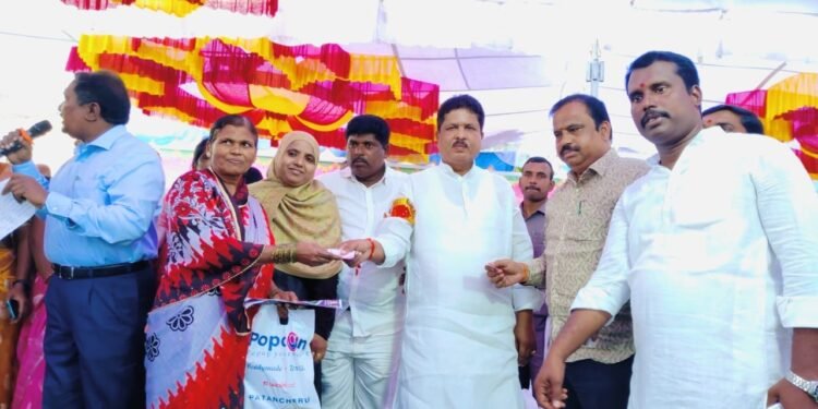 అసర పెన్షన్ కళ్యాణ లక్ష్మి చెక్కులు పంపిణీ..సబిహ గౌసుద్దిన్
