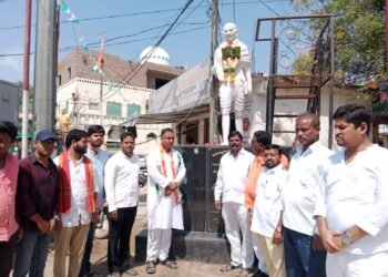 జాతీయ నేతలకు నివాళ్ళు అర్పించిన కాంగ్రెస్ శ్రేణులు
