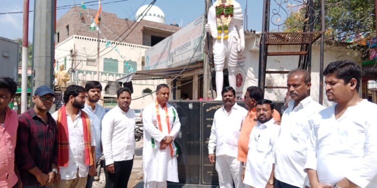 జాతీయ నేతలకు నివాళ్ళు అర్పించిన కాంగ్రెస్ శ్రేణులు