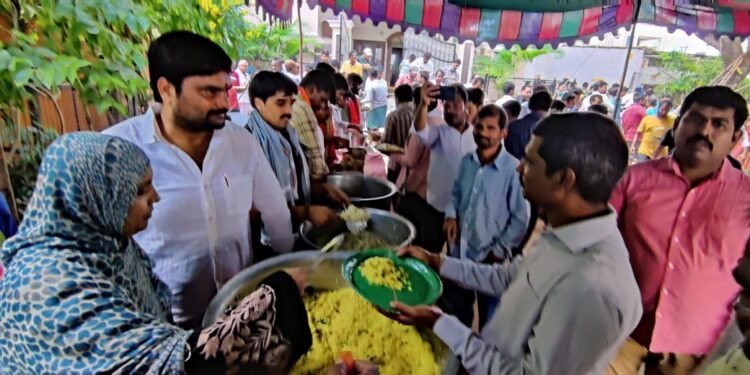 దుర్గామాత అన్నదాన కార్యక్రమం లో… శ్యామ్ సుందర్ రెడ్డీ