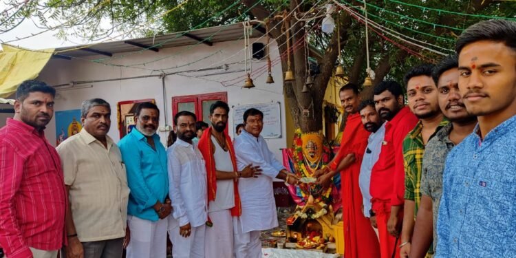 అన్నదాన ప్రసాదానికి విరాళం అందజేసిన కృష్ణ మూర్తి చారి