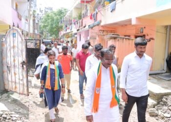 వర్షం వల్ల ఇబ్బందులు పడుతున్న వారిని పరామర్శించిన గజ్జల యోగానంద్