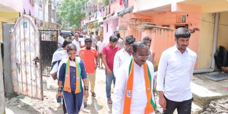 వర్షం వల్ల ఇబ్బందులు పడుతున్న వారిని పరామర్శించిన గజ్జల యోగానంద్