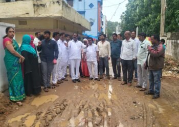 సిసి రోడ్డు పనులను పర్యవేక్షించిన కార్పొరేటర్ రాగం నాగేందర్ యాదవ్