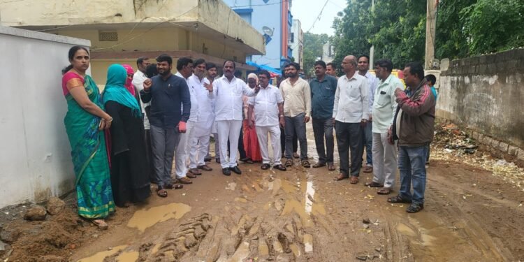 సిసి రోడ్డు పనులను పర్యవేక్షించిన కార్పొరేటర్ రాగం నాగేందర్ యాదవ్