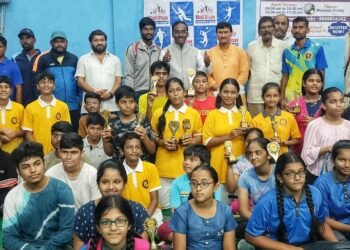 బ్యాట్మెంటన్ విజేతలకు బహుమతులు అందచేసిన గజ్జల యోగానంద్