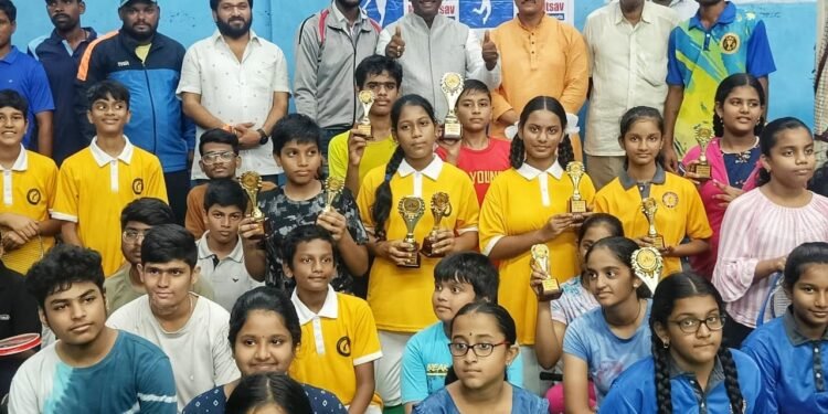బ్యాట్మెంటన్ విజేతలకు బహుమతులు అందచేసిన గజ్జల యోగానంద్
