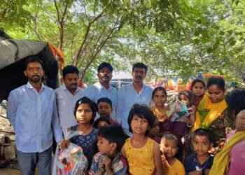 ఆర్ కె వై టీమ్ ఆధ్వర్యంలో చిన్నారులకు క్రాకర్స్ పంపిణీ