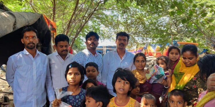 ఆర్ కె వై టీమ్ ఆధ్వర్యంలో చిన్నారులకు క్రాకర్స్ పంపిణీ