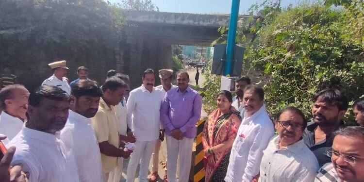 ట్రాఫిక్ సిగ్నల్ ప్రారంభించిన.. ప్రభుత్వ విప్ గాంధీ