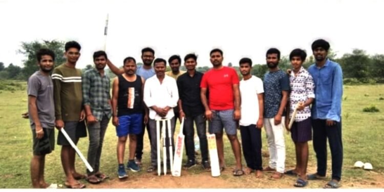క్రికెట్ కిట్ అందించినమాలోతు లింగునాయక్