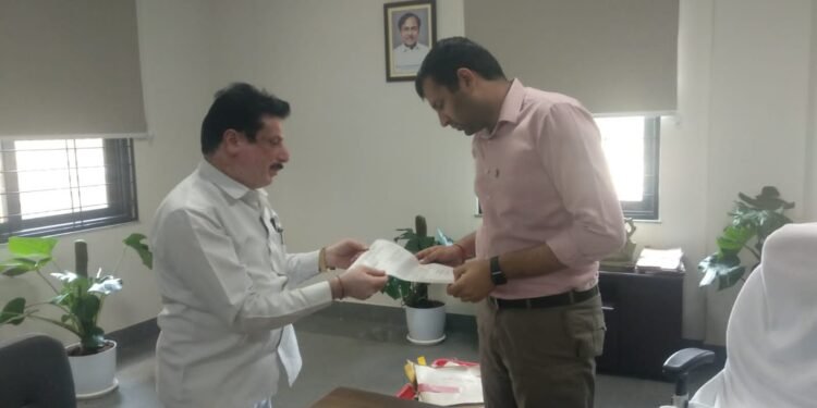 గ్రంథాలయాల నిర్మానం కొసం కలెక్టర్ కి వినతి పత్రం అందజేసిన.. గ్రంధాలయ చైర్మైన్ పాండురంగ రెడ్డి