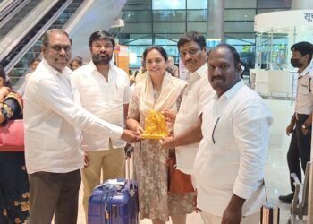 గీతా వివేకానంద కి స్వాగతం పలికిన బీజేపీ నాయకులు.