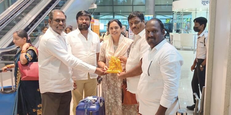గీతా వివేకానంద కి స్వాగతం పలికిన బీజేపీ నాయకులు.