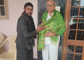 కన్వీనర్ ను సన్మానించిన వంశీకృష్ణ