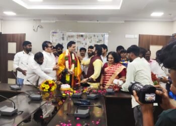 తెలంగాణ బీసీ కమిషన్ చైర్మన్ డాక్టర్ వకుళాభరణం కృష్ణమోహన్ రావుకు పుట్టినరోజు శుభాకాంక్షలు చెప్పిన జాతీయ బీసీ దళ్ అధ్యక్షులు దుండ్ర కుమారస్వామి