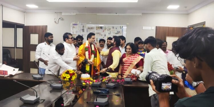 తెలంగాణ బీసీ కమిషన్ చైర్మన్ డాక్టర్ వకుళాభరణం కృష్ణమోహన్ రావుకు పుట్టినరోజు శుభాకాంక్షలు చెప్పిన జాతీయ బీసీ దళ్ అధ్యక్షులు దుండ్ర కుమారస్వామి