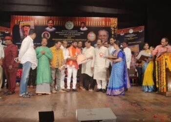 సోషల్ పర్సనాలిటీ ఆఫ్ ది ఇయర్ అవార్డు అందుకున్న జాతీయ బీసీ దళ్ అధ్యక్షులు దుండ్ర కుమారస్వామి