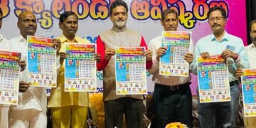 నూతన సంవత్సర క్యాలెండర్‌’’ ఆవిష్కరణలో `డా॥ వకుళాభరణం కృష్ణమోహన్‌రావు