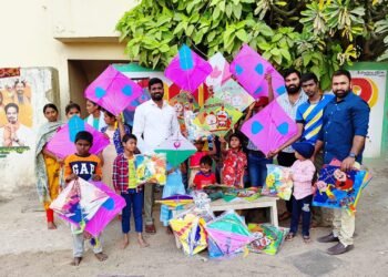 గాలిపటాలను అందజేసిన రవీందర్ యాదవ్